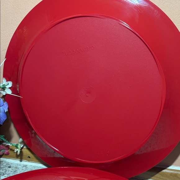Tupperware Vibrant Red Dinner Plate Set - Picture 2 of 4